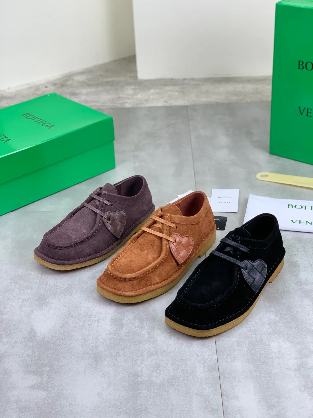 Men's men's shoes 💰P740 New model 💰 Top quality (beef tendon outsole series) 💎💎💎 BOTTEGA VENETA official website synchronizes the latest model, top version of the market's highest version of BV business leather shoes, accept material comparison, shoe type comparison, process comparison, practical and texture, versatile, suitable for any occasion, the more you look at it, the more flavorful it becomes. Pure hand-woven craftsmanship - upper material, imported original hand-woven calfskin - high-quality water-dyed sheepskin lining - original private model customized beef tendon outsole -Size: female 35-39 (34 40 customized) male 39-44 (38 45 customized) Comes with original BV green box, complete packaging.